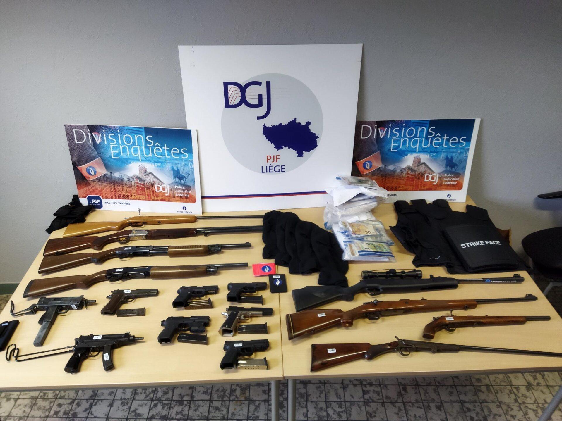 Joli coup de filet de la PJF Liège avec le soutien de zones de police locales: 19 armes à feu et plus de 75.000 € en espèce confisqués