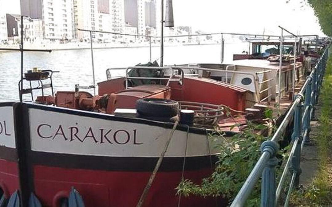 Habiter sur l’eau? Une péniche aménagée mais à refaire est en vente quai Godefroid Kurth