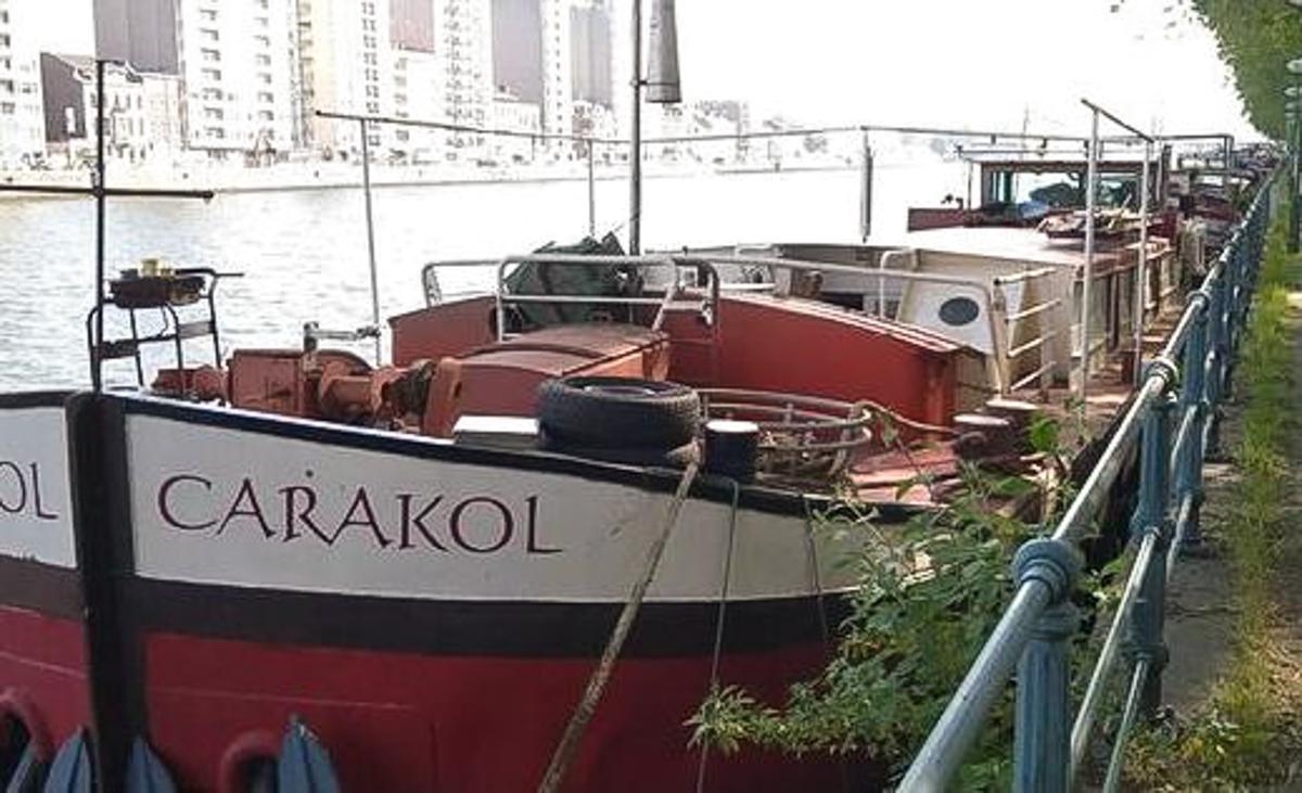 Habiter sur l’eau? Une péniche aménagée mais à refaire est en vente quai Godefroid Kurth