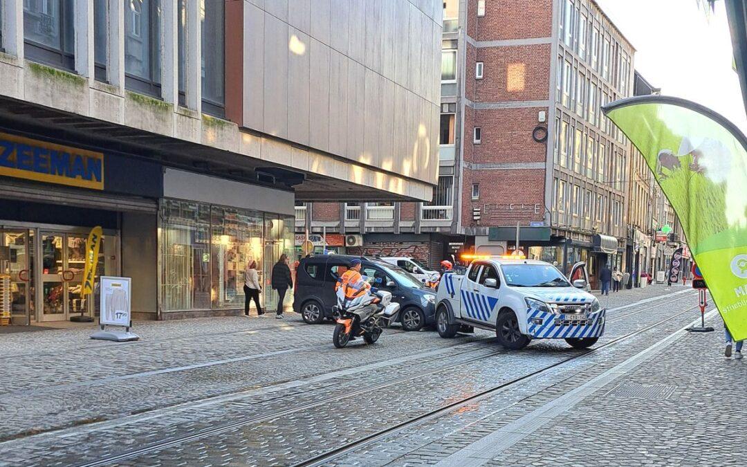 Le tram circule à une vitesse test sur toute la ligne: les véhicules qui gênent sont enlevés