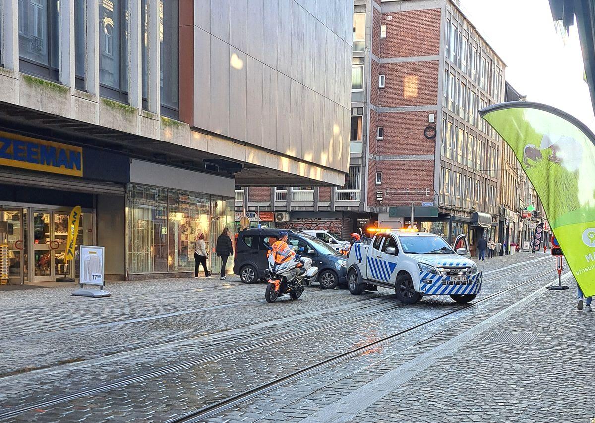 Le tram circule à une vitesse test sur toute la ligne: les véhicules qui gênent sont enlevés