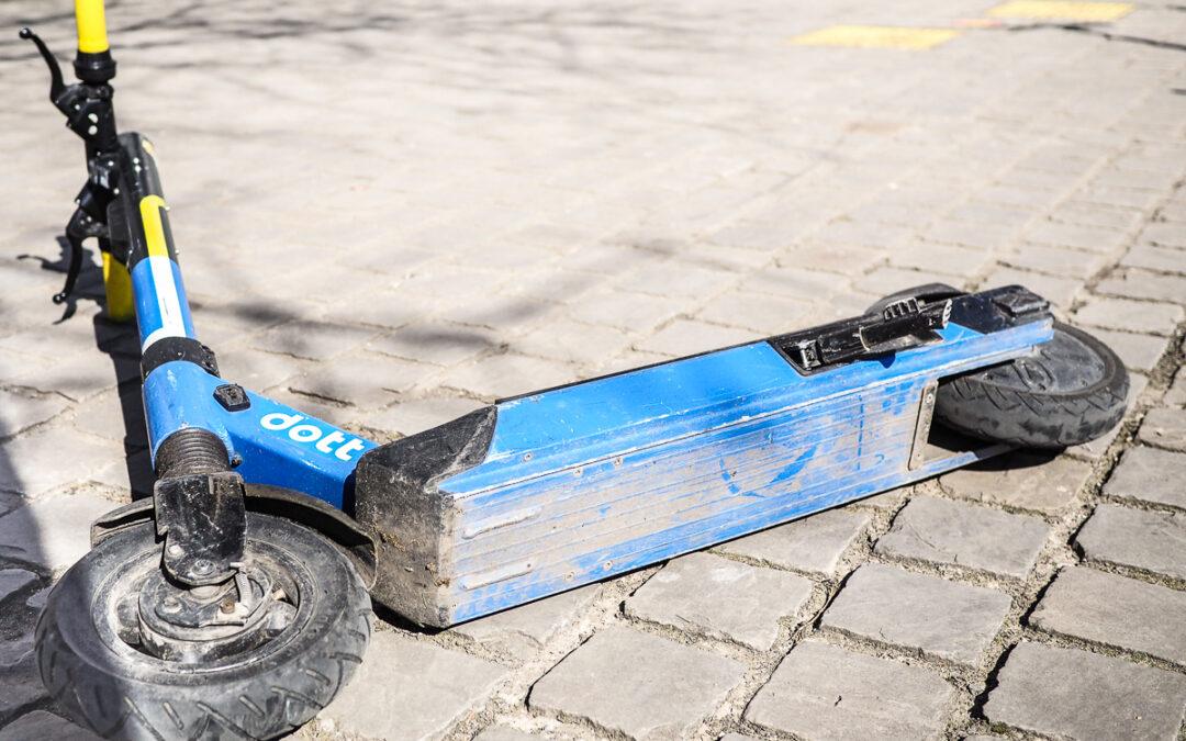 Une personne en trottinette grièvement blessée après une collision avec un bus place Leman: casque obligatoire?