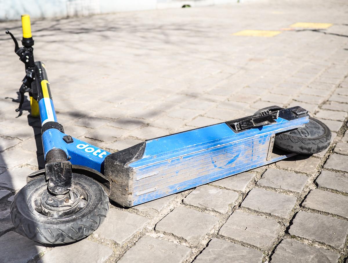 Une personne en trottinette grièvement blessée après une collision avec un bus place Leman: casque obligatoire?