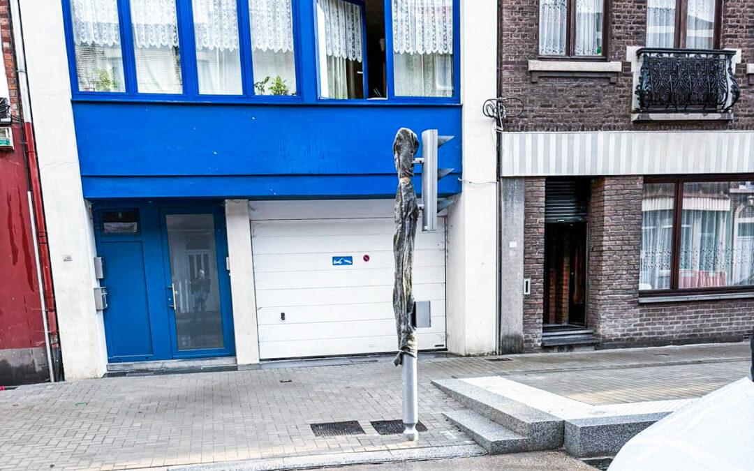 Un feu rouge placé devant une entrée de garage sur le chantier du tram