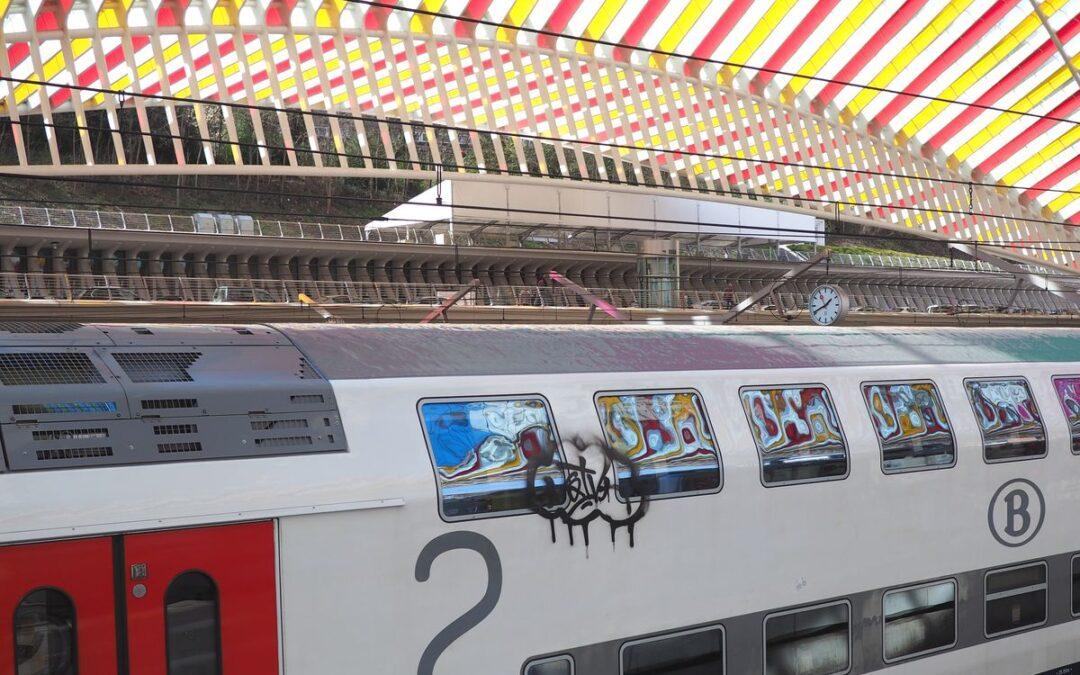 Gare des Guillemins: les derniers autocollants colorés sur la casquette de la verrière resteront tout l’hiver