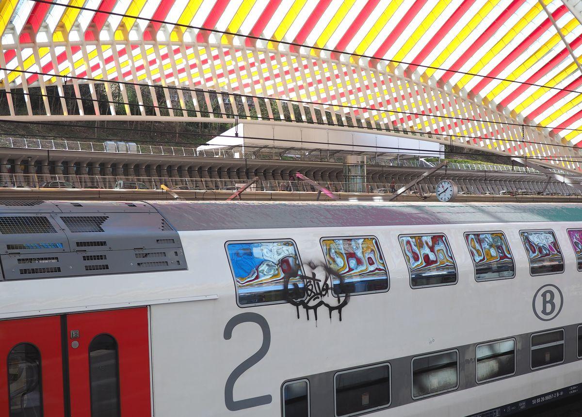 Gare des Guillemins: les derniers autocollants colorés sur la casquette de la verrière resteront tout l’hiver