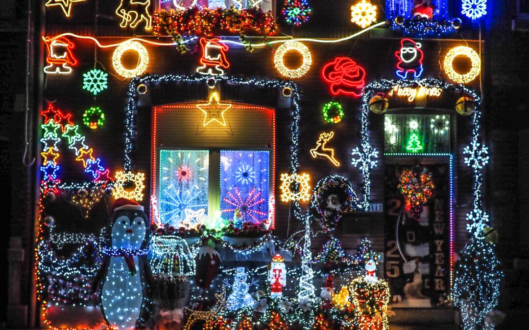 Deux maisons aux façades complètement illuminées pour Noël en mettent plein la vue à Liège