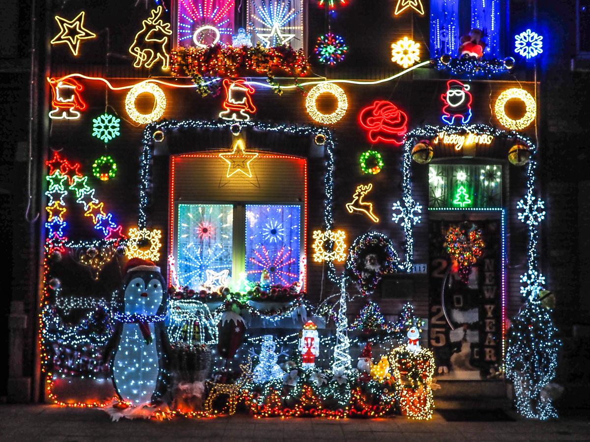 Deux maisons aux façades complètement illuminées pour Noël en mettent plein la vue à Liège