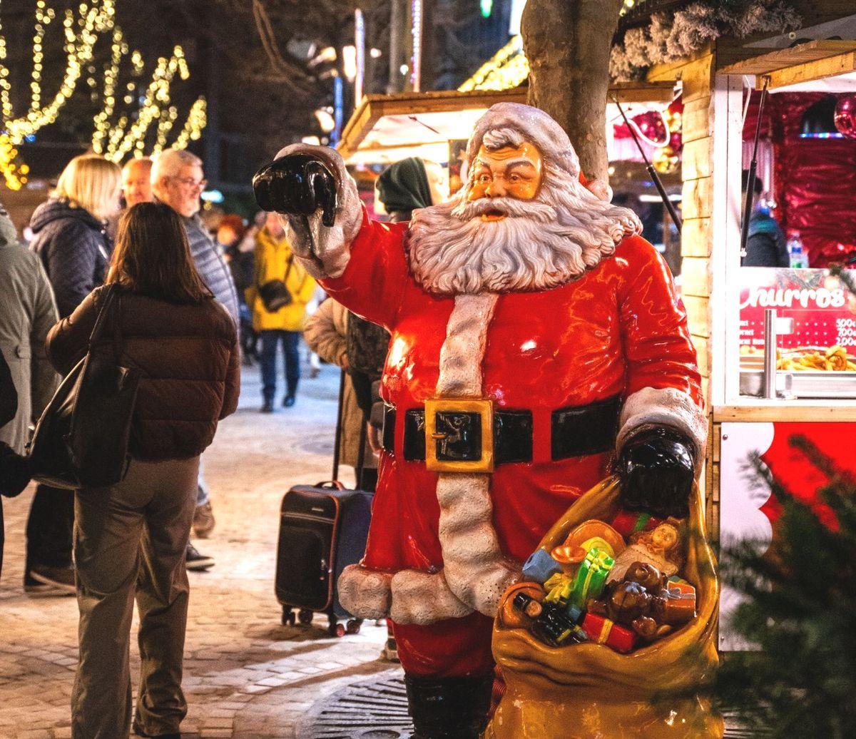 Le Père Noël sera de passage en fanfare au Village de Noël