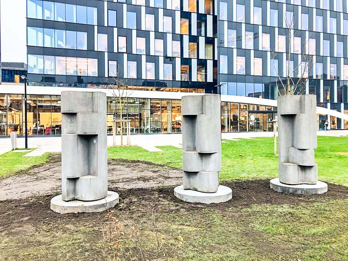 Cette sculpture fait son retour sur l’esplanade “Paradis” aux Guillemins… mais la pelouse est ravagée