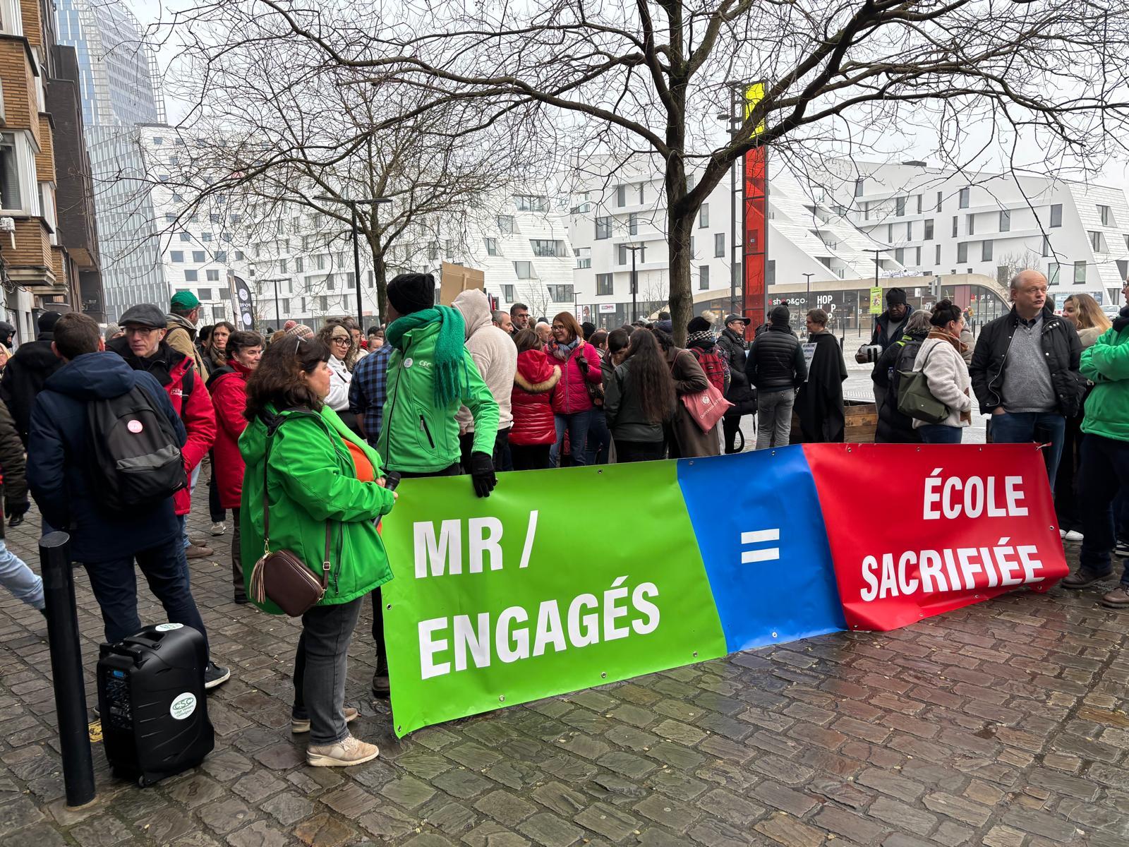 Une immense chaîne humaine devant la tour des finances pour protester contre les économies dans l’enseignement