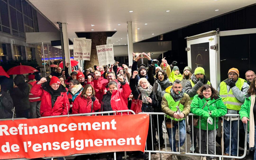 Manifestation d’enseignants lors des vœux du MR, hier au Palais des Congès