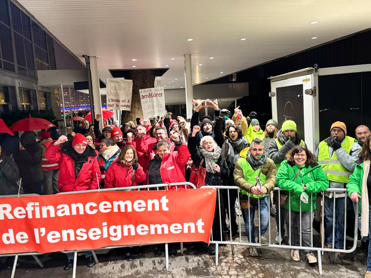 Manifestation d’enseignants lors des vœux du MR, hier au Palais des Congès