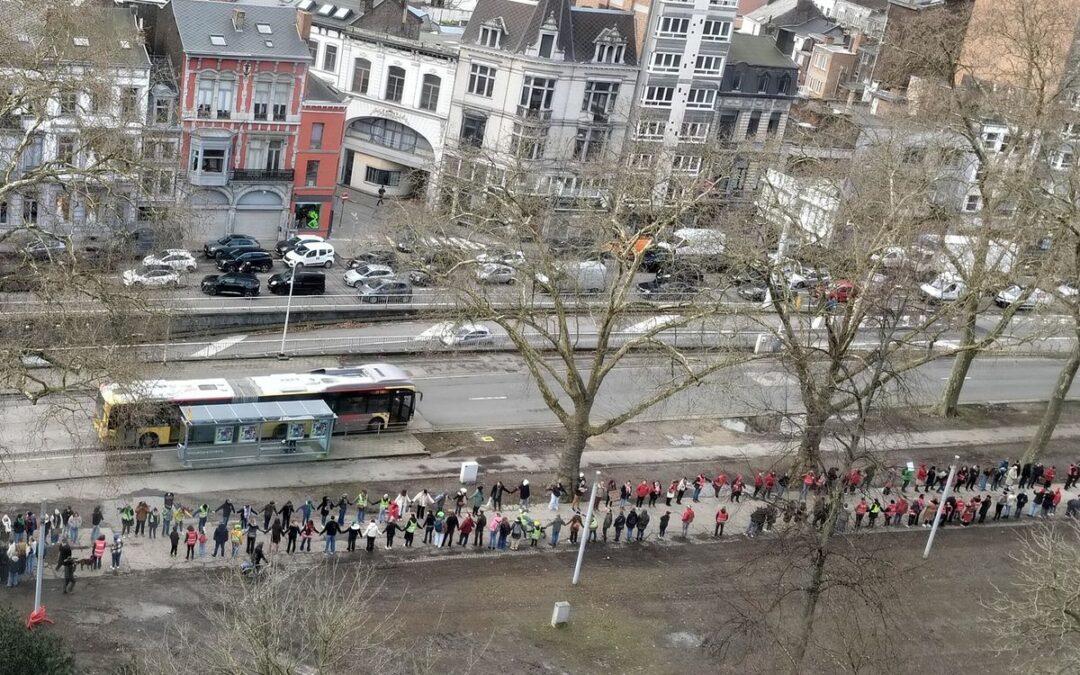 2500 enseignants ont manifesté hier près des Guillemins: leur longue chaîne humaine faisait un kilomètre