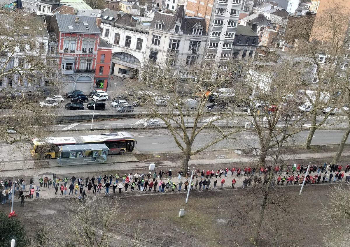 2500 enseignants ont manifesté hier près des Guillemins: leur longue chaîne humaine faisait un kilomètre