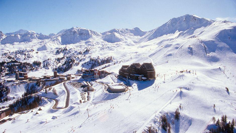 Des étudiants liégeois sèment le chaos à La Plagne lors de leur voyage de ski: la place centrale souillée par des excréments