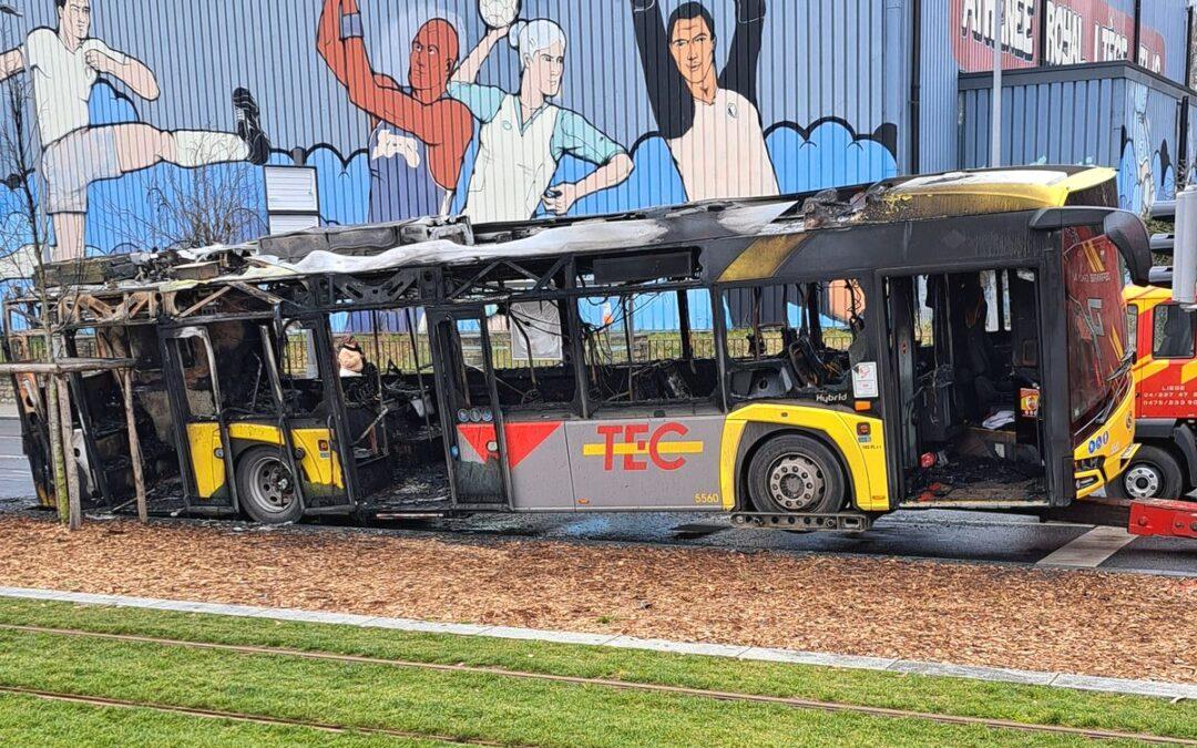 Un bus brûle entièrement quai Saint-Léonard