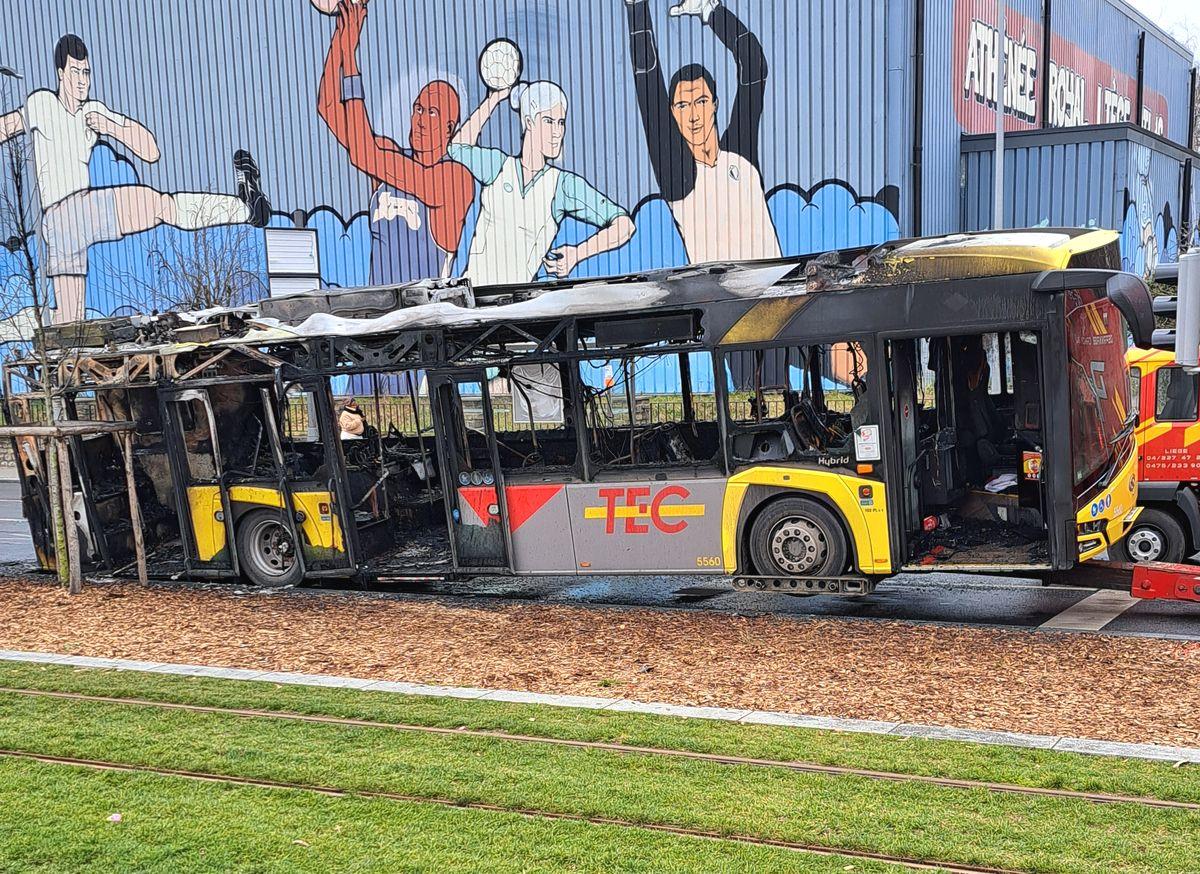 Un bus brûle entièrement quai Saint-Léonard