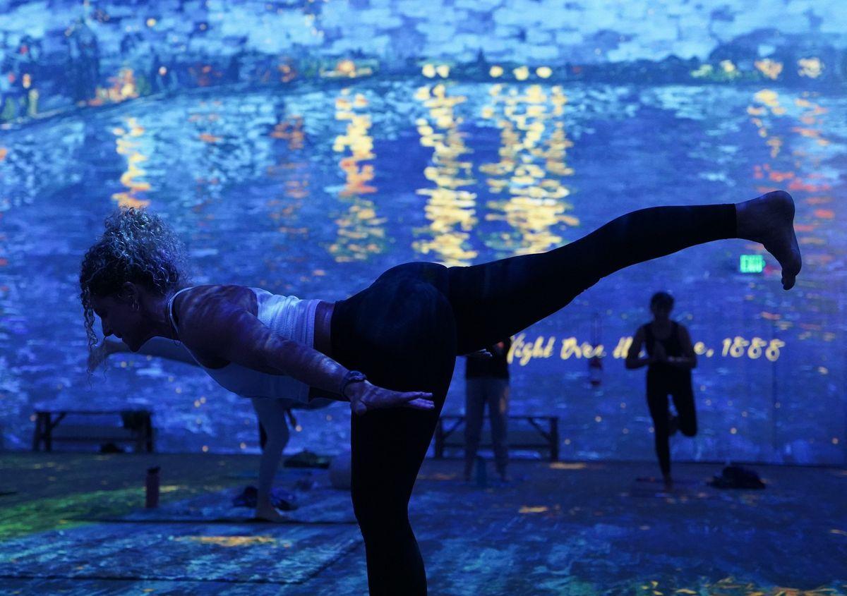 Séance de yoga dirigée, en immersion dans l’expo Van Gogh