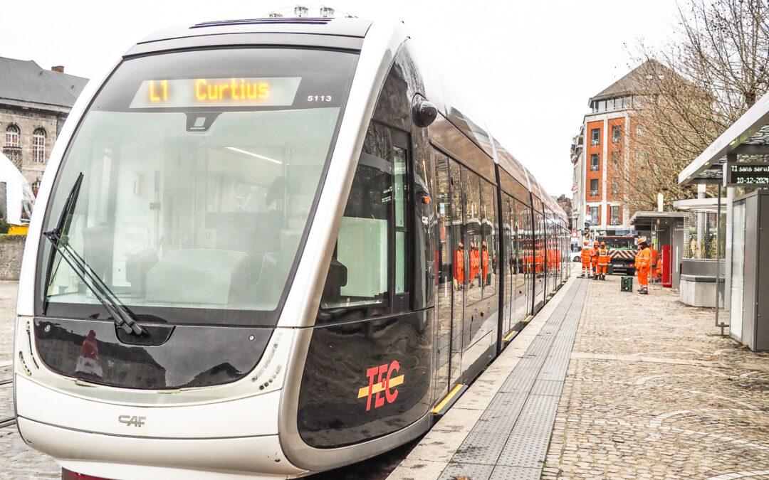 Des touristes, mal informés par le TEC, attendent le tram aux arrêts… pour rien