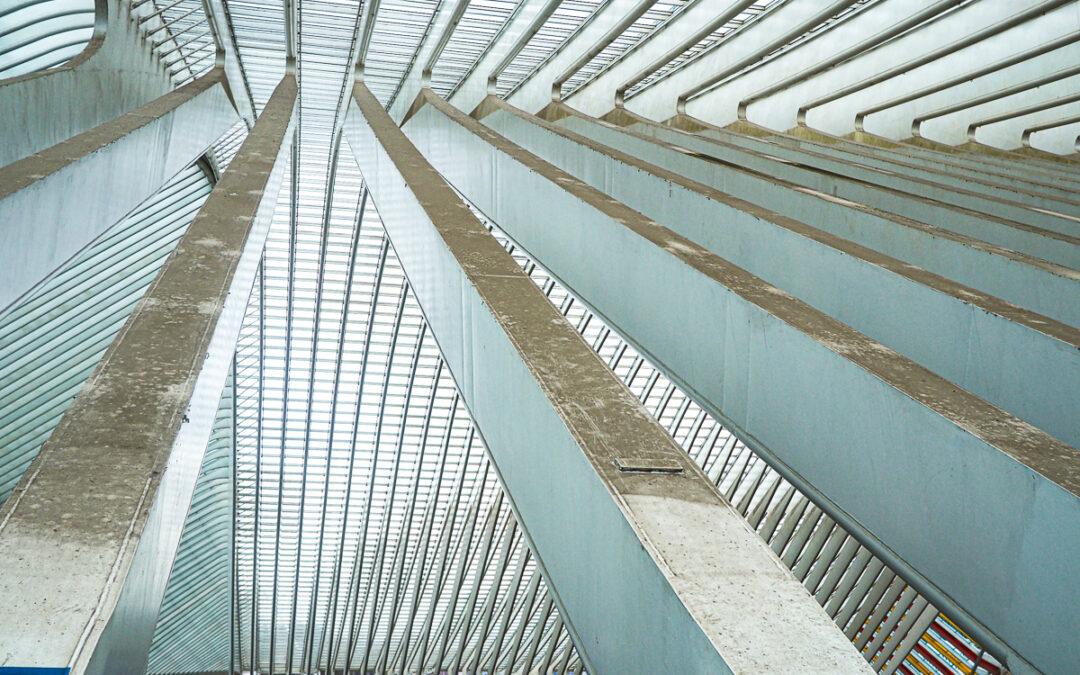 Béton crasseux, vitres cassées, escalators en panne,… : la gare des Guillemins dans un triste état